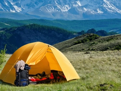 Cum alegi un cort potrivit pentru orice aventură autentică în natură?