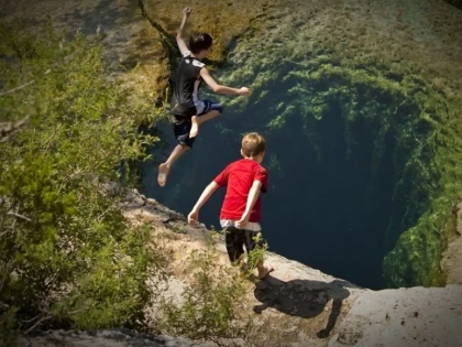 CUM ARATA "GROAPA FARA FUND" DIN TEXAS