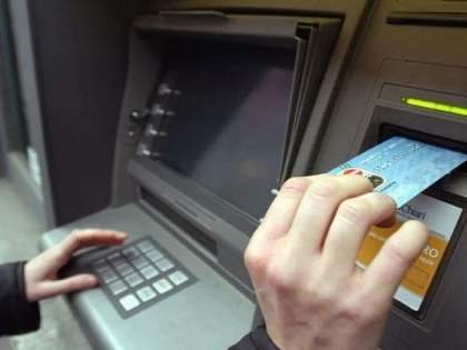 Cum i-au dispărut unei românce 12.000 de lei din cont