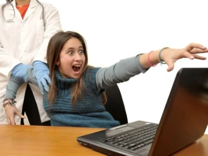 Cum îți poți proteja copiii de pericolele din mediul online