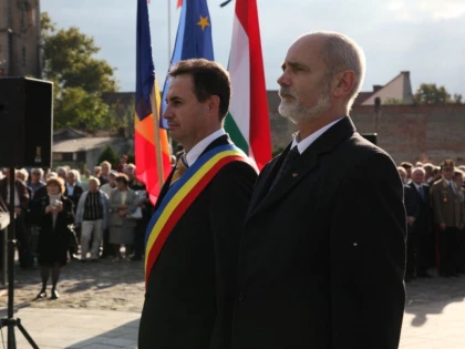 CUM SE INTRETIN PRIETENIILE POLITICE: SEDIUL UDMR ARAD, REPARAT PE BANII PRIMARIEI!