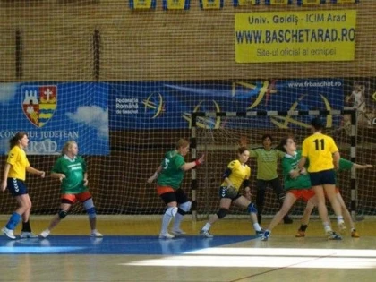CUPLAJ DE HANDBAL FEMININ ÎN POLIVALENTA ARĂDEANĂ