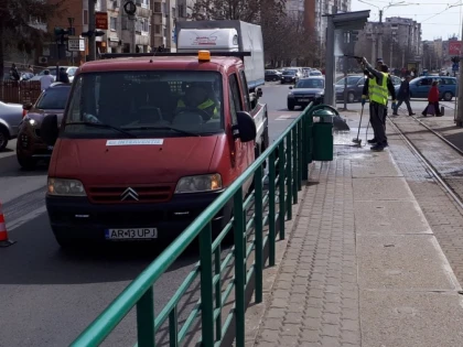 „Curăţenie de primăvară”, în staţiile de tramvai din Arad