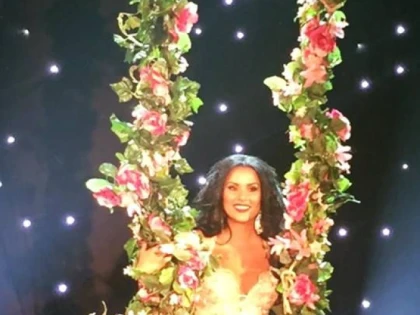 DANIELA CRUDU, PROVOCATOARE INTR-UN LEAGAN. TINUTA I-A LASAT LA VEDERE PICIOARELE SEXY