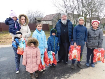 Daruri de Crăciun pentru zeci de copii din județul Arad