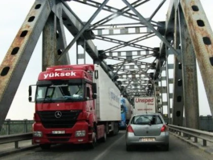 DATORITA LUCRARILOR DE LA PODUL GIURGIU SOFERII SUNT SFATUITI SA FOLOSEASCA RUTE OCOLITOARE