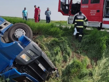 De beat ce era, un bulgar s-a răsturnat cu tot cu camion în șanț