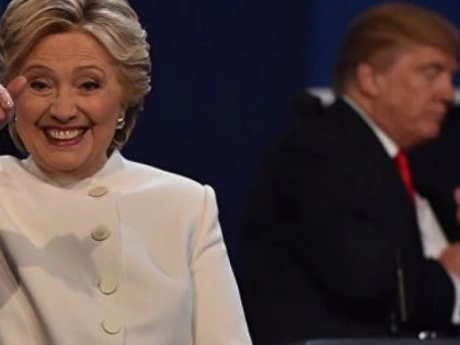 DE CE A ALES HILLARY CLINTON ȚINUTA ALBĂ PENTRU ULTIMA CONFRUNTARE CU TRUMP