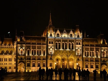 De ce este proiectorul LED cea mai bună soluție pentru iluminatul exterior?