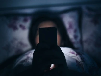 De ce n-ar trebui să mai folosești telefonul pe întuneric