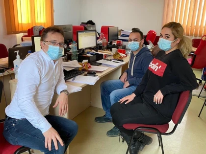 De patru luni, doi studenţi din Arad sunt sprijin pentru Direcţia de Sănătate Publică