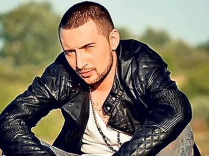 DECLARATIE INCREDIBILA DE DRAGOSTE PENTRU UN CANTARET CELEBRU DE LA NOI! VEZI CE A FACUT IUBITA ARTISTULUI