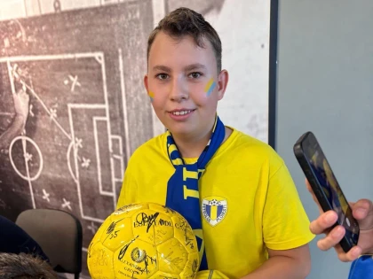Denis are 13 ani, a trecut prin patru operații, iar acum scolioza severă îi amenință sănătatea și copilăria