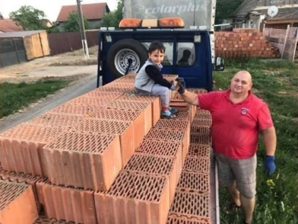 Denis, din copilul nimănui, copilul tuturor. Mobilizare exemplară a arădenilor în proiectul ”Casă pentru Denis”
