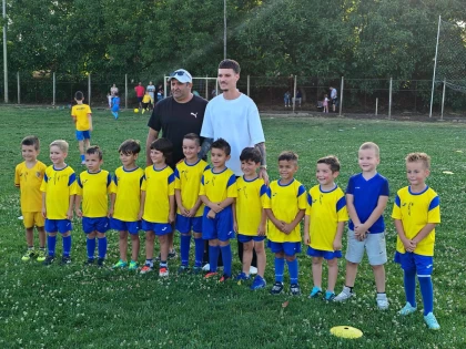 Dennis Man le-a făcut o surpriză micilor fotbaliști de la Gloria Arad (FOTO)