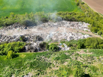Depozit ilegal uriaș de deșeuri descoperit lângă Arad. Garda de Mediu a impus măsuri urgente după un incendiu