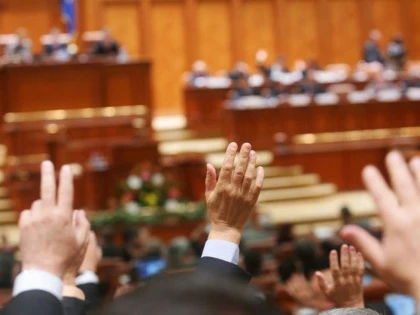 DEPUTATII AU RESPINS ORDONANTA 55/2014: TRASEISTII RAMAN CU MANDATELE