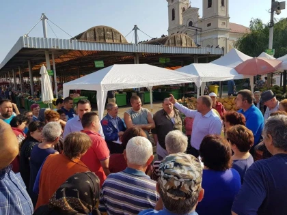 Deputatul Adrian Todor s-a întâlnit cu producătorii şi comercianţii din Piaţa Catedralei