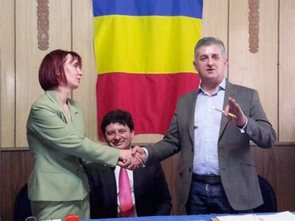 DEPUTATUL PISTRU, TATĂL PETRECERILOR ŞI LANSĂRILOR DIN JUDEŢ