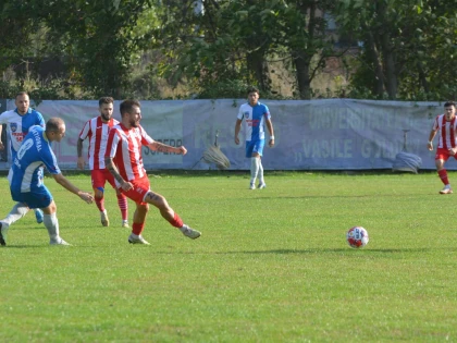 Derby la Felnac, învingătoarea ia urmele liderului! Programul etapei din Liga 4 Arad