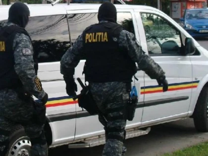 Descinderi DGA în Vama Nădlac: Zeci de angajați au fost săltați cu mascații după o plângere CNAIR