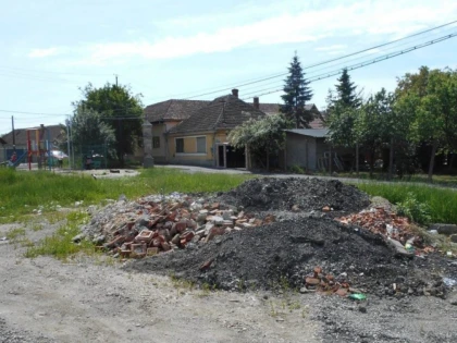 Deșeuri depozitate ilegal pe două străzi din municipiu