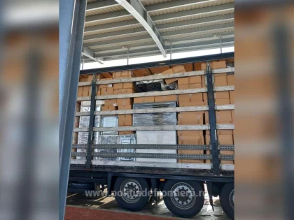 Deşeuri din Franța, oprite la Nădlac II. Aproximativ 12 tone de anvelope second-hand