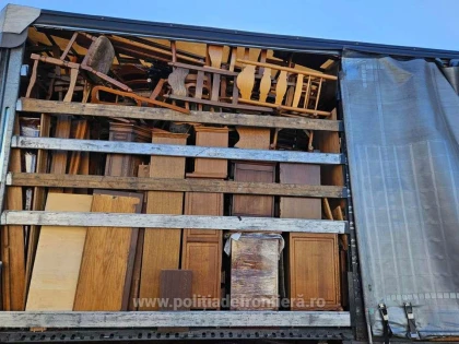 Deşeuri din Olanda oprite la Nădlac II. Aproximativ 10 tone de mobilă