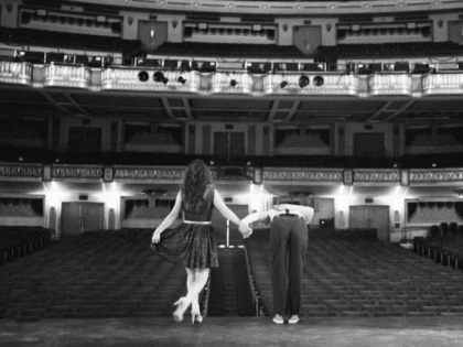 Deşi Bibarţ i-a pus să recite în surdină, actorii teatrului arădean oferă daruri spectatorilor