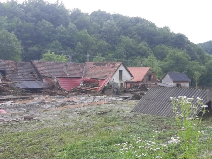 Dezastru după inundațiile din județul Arad. Un deces și 150 de persoane afectate de viituri