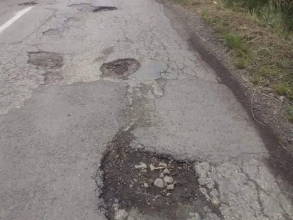 Dezastru pe un drum județean. Șefii CJA sunt așteptați la un concurs de înjurături