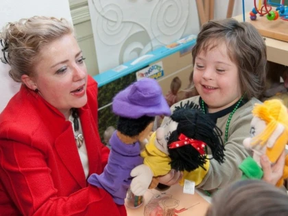DEZBATERE DESPRE CONTRIBUTIA FAMILIEI SI COMUNITATII IN FORMAREA TINERILOR