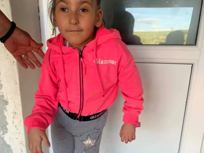 Diagnosticată cu microcefalie și scolioză severă, Ana Stoica, în vârstă de 6 ani, nu își dorește jucării, ci șansa la o copilărie fără durere