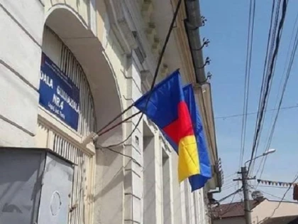 Din ce în ce mai bine! Așa arată drapelul arborat pe o școală din România