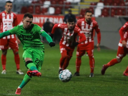 Dinamo a fost îngrozită şi ea de gazonul de la Arad, iar Sorescu răsuceşte cuţitul în rana utiştilor