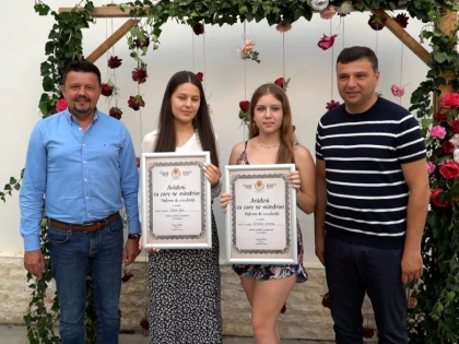 Diploma „Arădeni cu care ne mândrim” pentru elevele de 10 la Bacalaureat