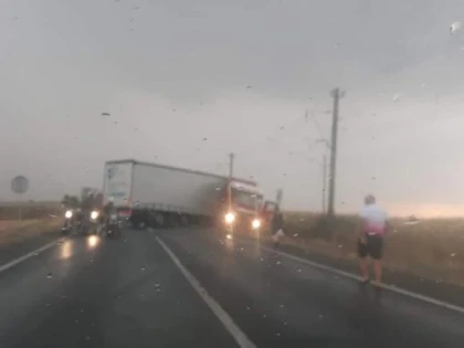 DN7, blocat de un TIR care a derapat între Sâmbăteni și Cicir