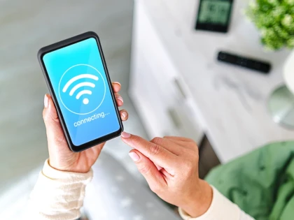 DNSC avertizează: Conectarea la rețele Wi-Fi gratuite din aeroporturi, hoteluri, cafenele poate expune datele personale