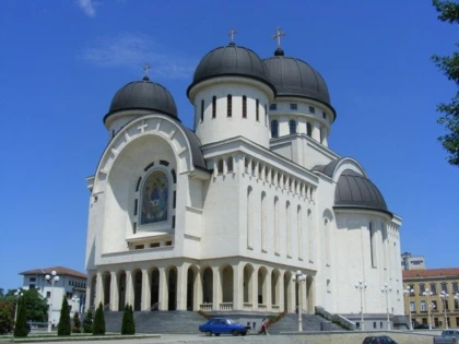 Doamna Ani reloaded! Alt om al străzii alungat din catedrala arhiepiscopală din Arad