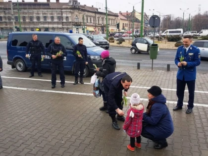 Doamne și domnișoare ,,sancționate’’ de jandarmii arădeni cu lalele