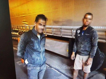 Doi algerieni, depistați ascunși pe axul roţilor unui camion la P.T.F. Nădlac II