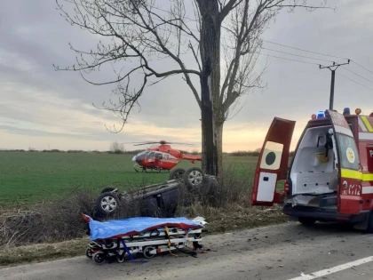 Doi angajați ai Consiliului Județean Arad, preluați de elicopterul SMURD, în urma unui grav accident de circulație