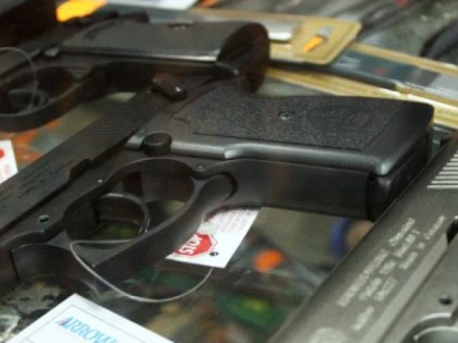 Doi arădeni au fost depistați cu arme deținute ilegal