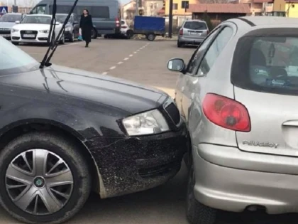 Doi arădeni și-au avariat autoturismele în trafic, în timp ce conduceau fără permis