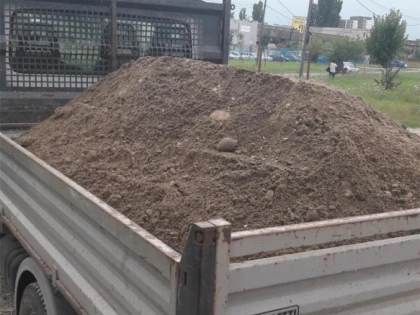 Doi bărbați au extras fără licență peste 28.000 de kilograme de pământ din albia Crișului