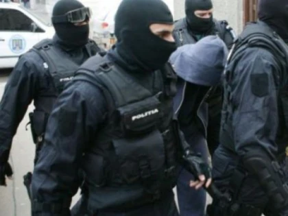 Doi bărbaţi au fost prinşi în flagrant, în apropiere de Nădlac, când au preluat un colet cu arme şi muniţie