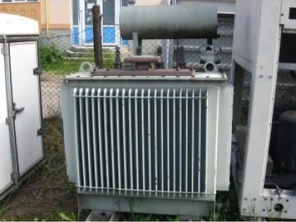 DOI BARBATI AU INCERCAT SA FURE ULEI DINTR-UN TRANSFORMATOR ELECTRIC