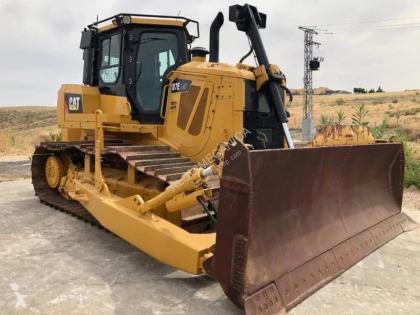Doi bărbați din Lipova au sustras motorina dintr-un buldozer
