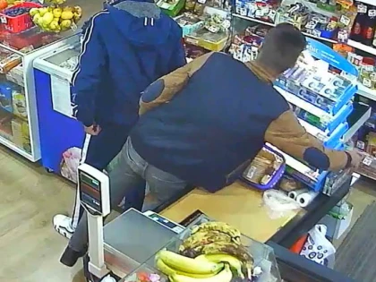 Doi bărbați, prinși în timp ce furau din magazine