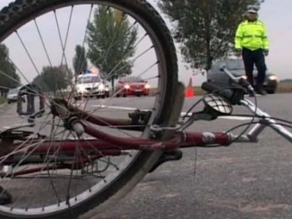 Doi bicicliști rupți de beți au fost "culeși" de pe marginea drumului și transportați la spital